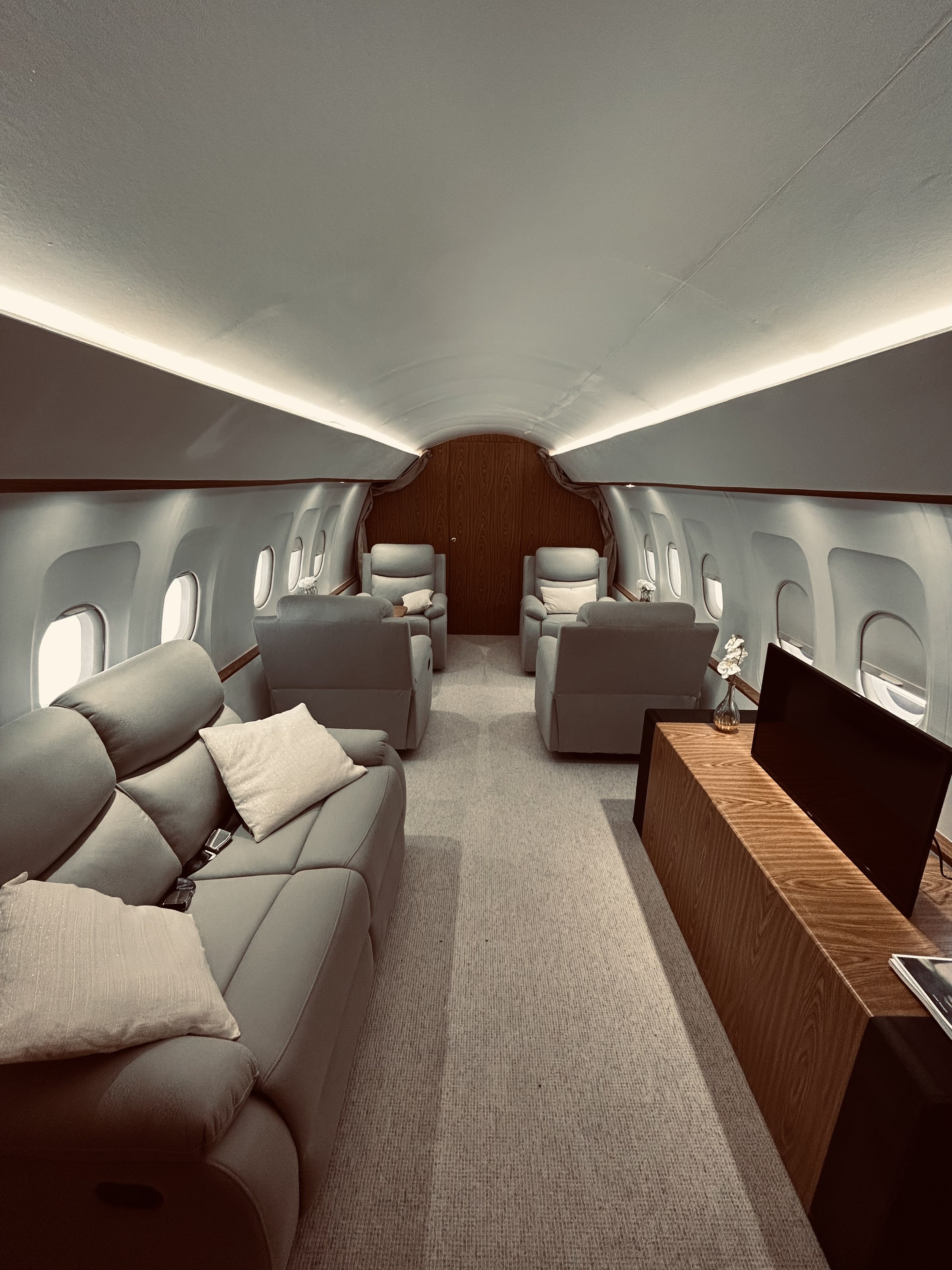 Cabine de jet privé Gulfstream G650 reconstituée en studio à Paris, prête pour un tournage