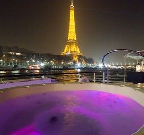 Péniche sur la Seine avec jacuzzi face à la tour Eiffel pour shooting