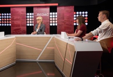 Plateau de télévision talk-show équipé pour tournage à Paris