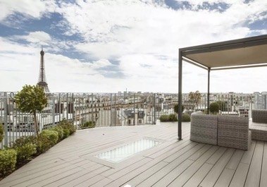 Rooftop parisien avec terrasse et vue sur les toits pour tournage