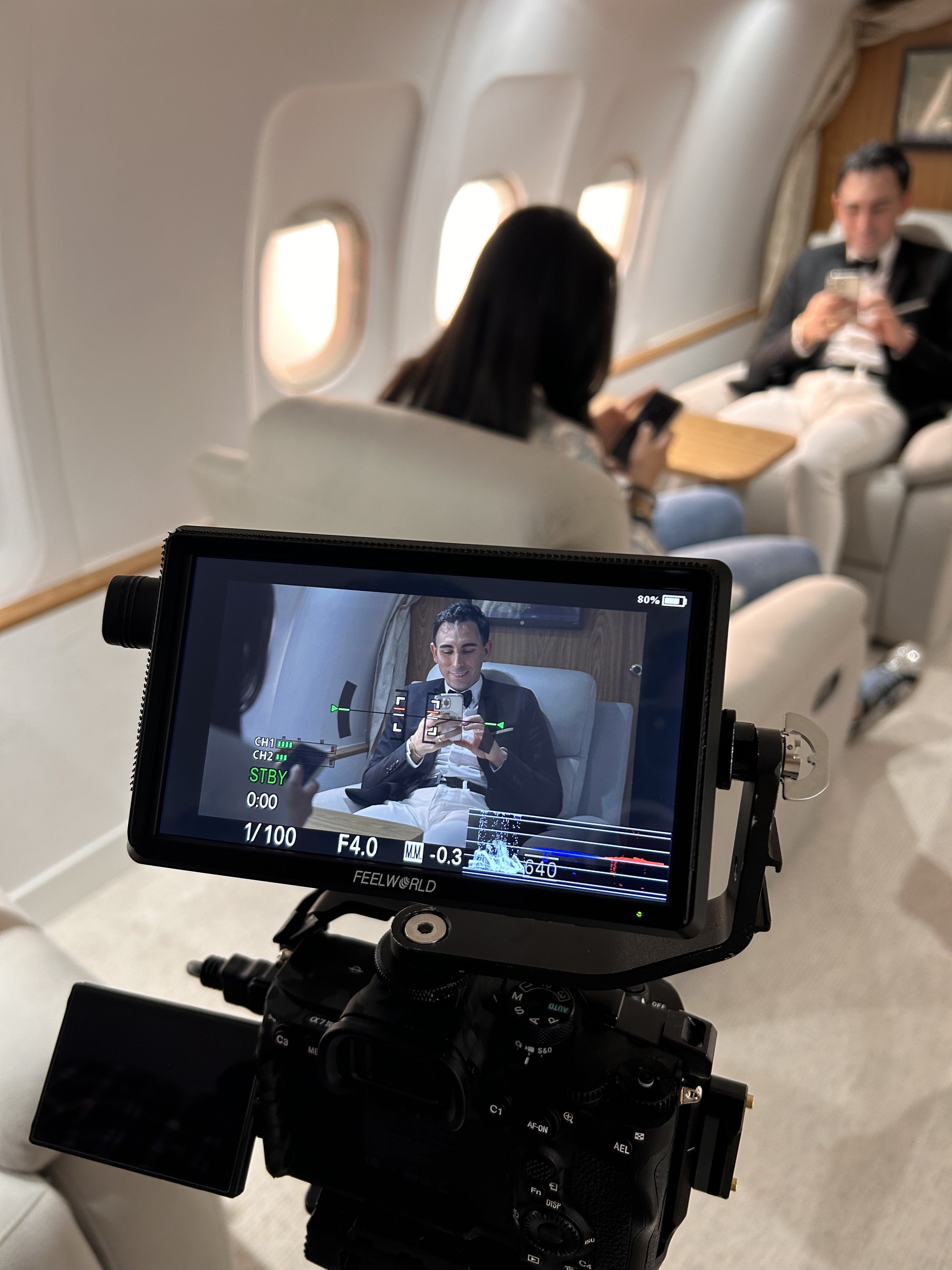 Retour moniteur pendant un tournage dans le décor de jet privé