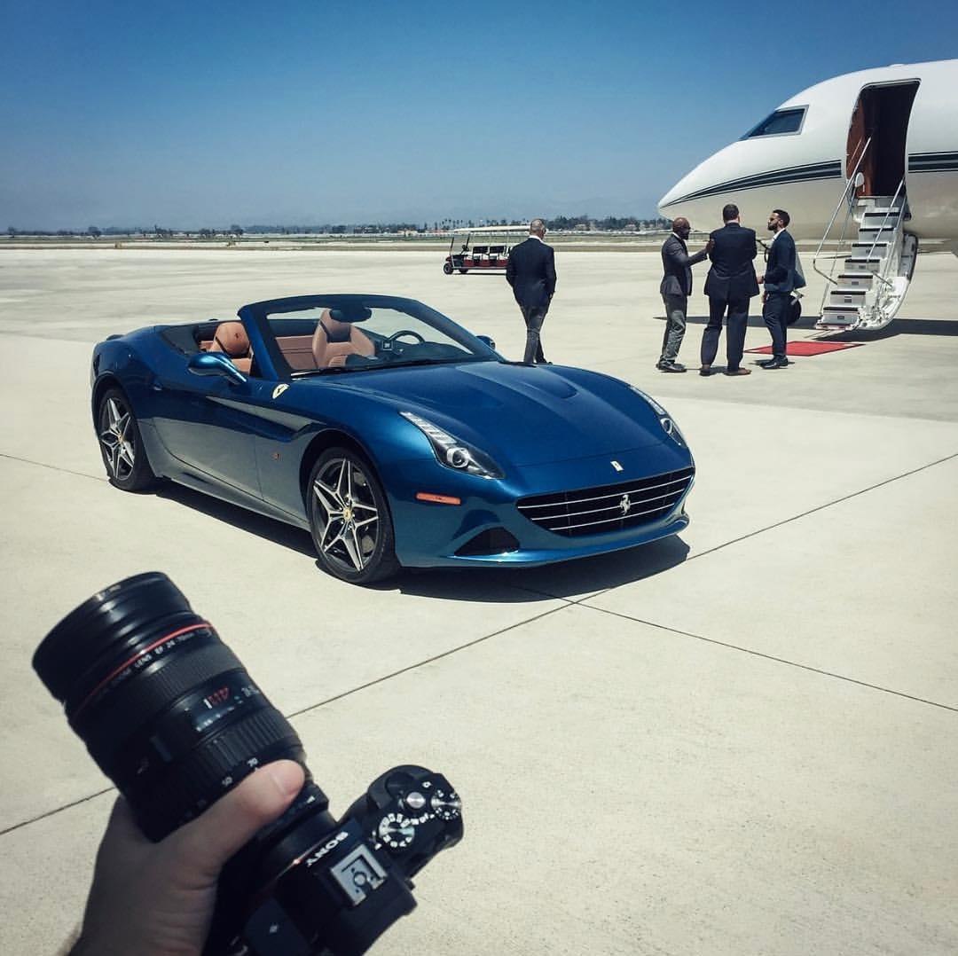 Caméra en place pour un tournage avec voiture de sport et jet privé